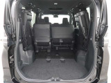 【トランクルーム】荷室の広さも十分です!シートアレンジでシートを畳めば長い荷物だって積めますね。シートアレンジの操作方法など、お気軽にご相談下さい。