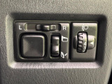 【電動格納ミラー】サイドミラーは電動格納式となっており、狭い駐車場でもキズがつくリスクを抑えられます。
