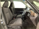 女性でも運転がしやすいように、シートの高さ調整機能(シートリフター)がついています。広い足元にゆったり座れるシートには肘掛も装備しており長距離の運転でも疲れにくいシートです。