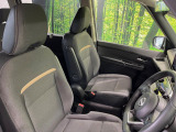 運転席まわりには十分なスペースがあり、大柄な方でもゆったり運転していただける環境です。
