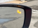 【ブラインドスポットモニタリング】走行中、ドアミラーの死角になりやすい箇所に後続車が接近するとサイドミラー付近に警告を表示、ドライバーに注意喚起をしてくれます。