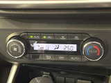 【オートエアコン】一度お好みの温度に設定すれば、車内の温度を検知し風量や温度を自動で調整。暑い&hellip;寒い&hellip;と何度もスイッチ操作をする必要はありません。快適な車内空間には必須の機能ですね♪