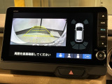 リバースギアに入れるだけで後方の表示へ切り替わります。夜間や雨の日の駐車も楽になりますよ。