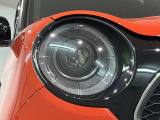 LEDヘッドライトは、点灯の瞬間から最大光量を発揮し、突然暗くなるトンネルなどでの安定感を高めます。