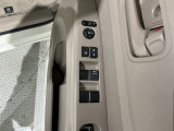 狭い駐車場で便利な電動格納ドアミラーが付いています。