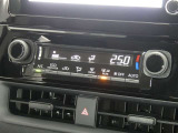 【オートエアコン】車内温度を感知して自動で温度調整をしてくれるのでいつでも快適な車内空間を創り上げます!どの席に座っても快適なドライブが楽しめます♪