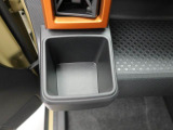 カップホルダーは運転席や助手席からちょうど手の届く位置です!!