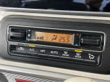 【オートエアコン】一度お好みの温度に設定すれば、車内の温度を検知し風量や温度を自動で調整。暑い&hellip;寒い&hellip;と何度もスイッチ操作をする必要はありません。快適な車内空間には必須の機能ですね♪