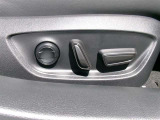 運転席パワーシートを装備しています。操作は電動で、前後調整・上下調整も楽にできますよ。