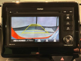 リバースギアに入れるだけで後方の表示へ切り替わります。夜間や雨の日の駐車も楽になりますよ。