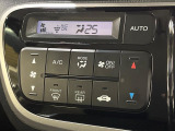 【オートエアコン】一度お好みの温度に設定すれば、車内の温度を検知し風量や温度を自動で調整。暑い&hellip;寒い&hellip;と何度もスイッチ操作をする必要はありません。快適な車内空間には必須の機能ですね♪