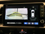 リバースギアに入れるだけで後方の表示へ切り替わります。夜間や雨の日の駐車も楽になりますよ。