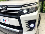 【LEDヘッドライト】悪天候や夜間走行時も良好な視界を確保し安心して運転できる高輝度LEDヘッドライトを装備!点灯速度が早く、消費電力も抑えられています。