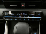 【デュアルエアコン】・・・運転席側と助手席側それぞれ独立して温度設定が行えるオートエアコン。