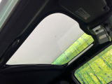 【ガラスルーフ】ガラスルーフ搭載で車内の解放感が一気にアップ!開放的なドライブをお楽しみいただけます。