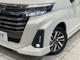 【LEDヘッドライト】悪天候や夜間走行時も良好な視界を確保し安心して運転できる高輝度LEDヘッドライトを装備!点灯速度が早く、消費電力も抑えられています。