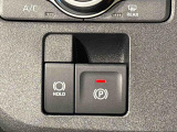 指先だけで簡単に操作が可能な電動パーキングブレーキを採用。「HOLD」スイッチを押すと、渋滞や信号待ちなどでブレーキペダルから足を離しても、ブレーキを保持するので安心です