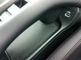 運転席側には、ナビと連動したType-AのUSBジャックが装備されています。