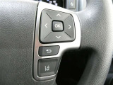 ステアリングには、メーター内インフォーメーションディスプレイの操作が、運転中でも目線をそらさずできます。