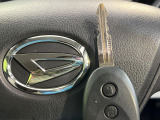 【キーレス】少し離れた場所からでもボタン一つでドアの開錠・施錠ができるのでとっても便利!ドアの鍵穴周りに傷をつけることもありません♪