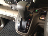 オートマチックシフトレバーは、手になじみ操作しやすい形状で安全運転にもつながります♪