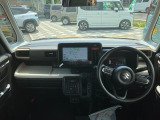 【インパネシフト】足元が広々☆運転席から助手席への移動も楽にできちゃいますね☆道の状況や止める場所によって運転席側から出づらい時ってありませんか?そんな時、助手席側から降りることができますよ☆