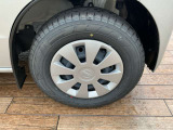 日産純正12インチホイールには145/80/12のタイヤが装着されています。フルホイールカバー搭載です