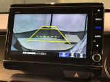 リバースギアに入れるだけで後方の表示へ切り替わります。夜間や雨の日の駐車も楽になりますよ。