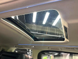 【サンルーフ】開放感たっぷりの希少装備、サンルーフが装着されています!車内に明かりを取り入れたり景色を楽しむ以外にも、車内の空気も簡単に換気できて快適です!