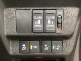 両側電動スライドドアは運転席から操作ができるよう、操作スイッチが付いています。Hondaセンシング用のVSA(ABS+TCS+横滑り抑制)解除と路外逸脱抑制機能などのスイッチがあります。