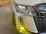 【LEDヘッドライト】悪天候や夜間走行時も良好な視界を確保し安心して運転できる高輝度LEDヘッドライトを装備!点灯速度が早く、消費電力も抑えられています。