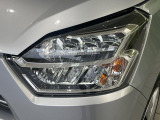 【LEDヘッドライト】悪天候や夜間走行時も良好な視界を確保し安心して運転できる高輝度LEDヘッドライトを装備!点灯速度が早く、消費電力も抑えられています。