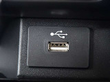 スマホの充電等に便利なUSBのソケットが付いています。