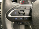 運転中、オーディオの操作をしてて、ハッとしたことはありませんか?ステアリングスイッチは、運転中でもハンドルでオーディオの操作が可能です。安全なドライブをサポートします。