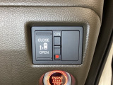 左側電動スライドドアは運転席からでも操作ができるように、ハンドル付近に開閉の操作スイッチが付いています。