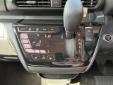 オートエアコンでパネルタッチするだけで操作が可能です(^^)☆AUTOにすれば簡単に車内の空調を快適に調整してくれます♪嬉しいシートヒーター付き(^^)