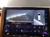 パノラミックビューモニターを装備。駐車場や交差点で周囲の安全確認をサポートします。