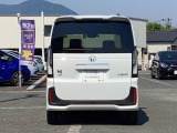 雨の日は中古車は選びにくいですよね。でも当店なら安心です。電話予約を頂ければ屋根下へ移動させて頂きます。雨でもじっくりご検討いただけます。