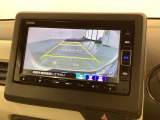 リバースギアに入れるだけで後方の表示へ切り替わります。夜間や雨の日の駐車も楽になりますよ。