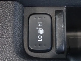 運転席と助手席には、【シートヒーター】が装備されています。温度調整も「Hi/Low」の切り替えができお好みの設定で快適なドライブを楽しめます。腰から下が暖まると、暖房よりも体があったまりますよ。