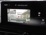 前後セットのドライブレコーダー搭載!前方、後方を同時に走行中の映像を鮮明に録画できます。前後車両のナンバーもくっきり見えるので、あおり運転や事故などの万一の際に役に立ちます。ナビにも映像を映せます。