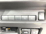 【ハンズフリー機能付き両側パワースライドドア】スライドドアの下に足先を入れてすぐ引くと、自動的にスライドドアが開閉します!荷物で両手がふさがった状態でも、ドアの開閉ができてとっても便利!