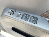 【電動格納ミラー】サイドミラーは電動格納式となっており、狭い駐車場でもキズがつくリスクを抑えられます。