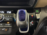 自然に手が届く距離に配置されたシフトレバー。