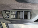 パワーウィンドウのスイッチですよ。 運転席に居ながら窓を開け閉めのコントロールできますよ。 ロック機能で、子供がイタズラして窓を開けるという事も無くなりますよ。