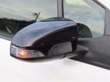 視認性の良いターンランプ付ドアミラーです。周りからどちらの曲がるかわかりやすくなっていて、安全性が向上しますね。