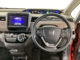 【ハンドル】運転にかかわる様々な操作を安全に行えるように視点移動が少なく操作性に配慮されたスイッチ類が凝縮されたコックピットです。