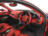 こちらは右ハンドルのお車でございます。内装色はRossoを選択しております。
