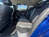 フロント&リアシート、足元に余裕がありくつろいでお乗りいただけます。
