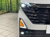 【LEDヘッドライト】悪天候や夜間走行時も良好な視界を確保し安心して運転できる高輝度LEDヘッドライトを装備!点灯速度が早く、消費電力も抑えられています。